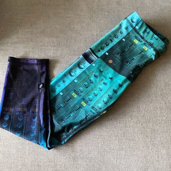 Terez NWOT Cropped Multicolor Leggings. Size XS. - Picture 1 of 5